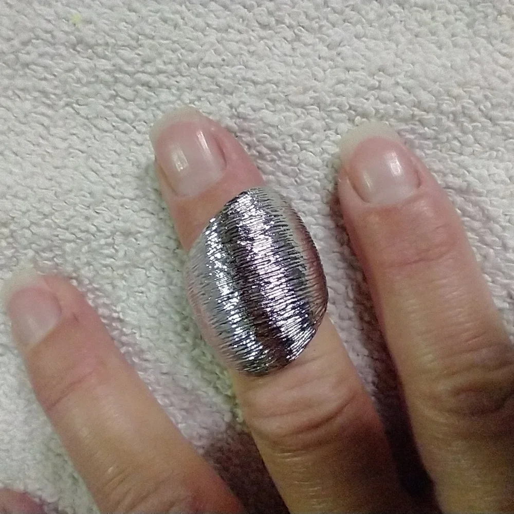 Silvertone large textured wide ring cocktail 🍸🍹
